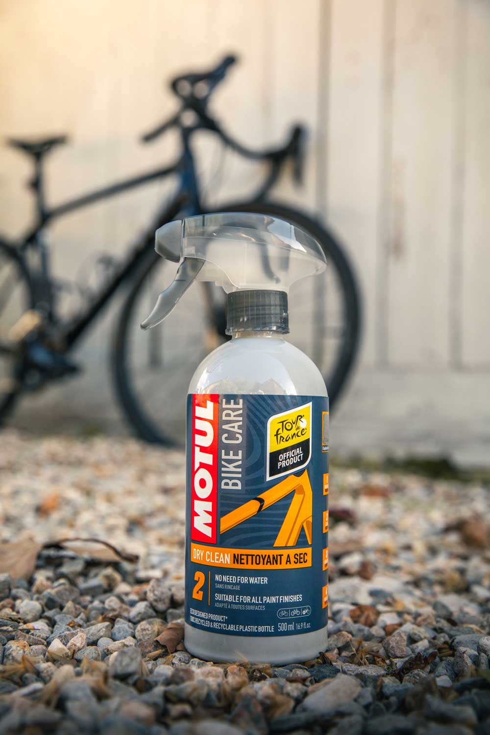 Con el limpiador seco de Motul Bike Care no tienes que aclarar Con el limpiador seco de Motul Bike Care no tienes que aclarar