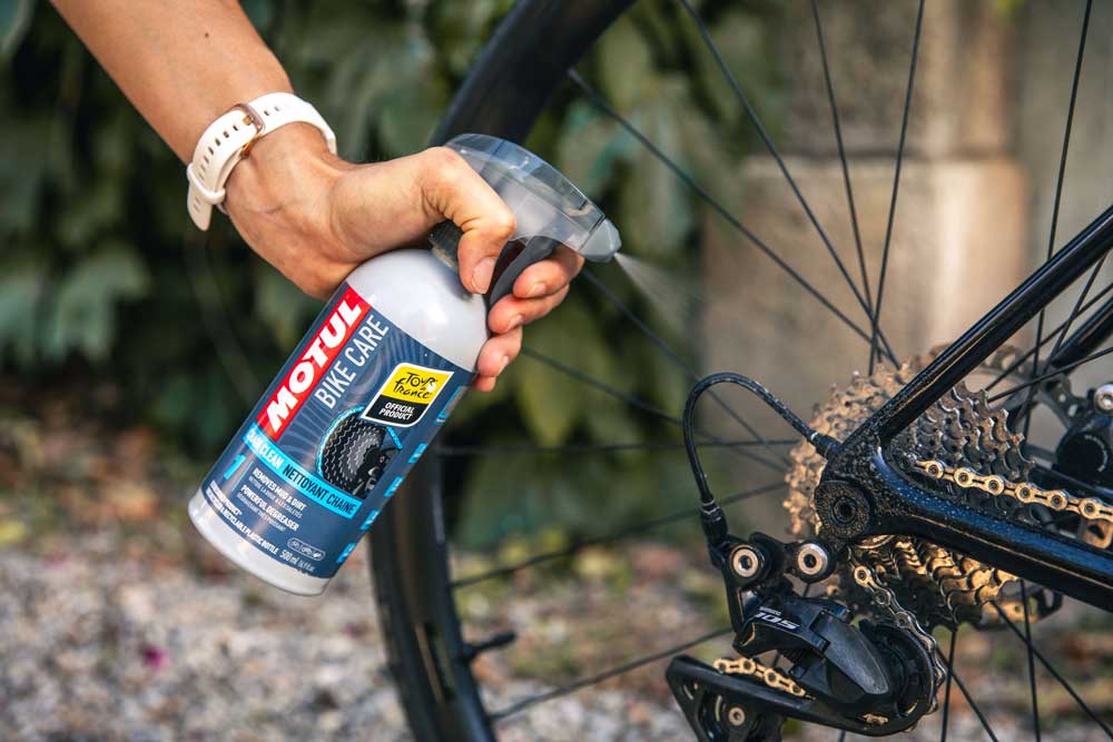 Motul Bike Care desengrasante elimina de forma eficaz la grasa sin dañar ningún componente Motul Bike Care desengrasante elimina de forma eficaz la grasa sin dañar ningún componente